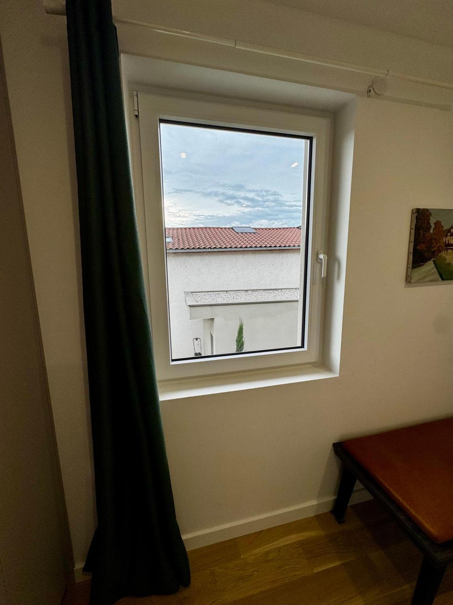 Chambre Privee Climatisee Avec Salle De Bains Partagee-Le Sapin Genay (Rhone) Екстериор снимка